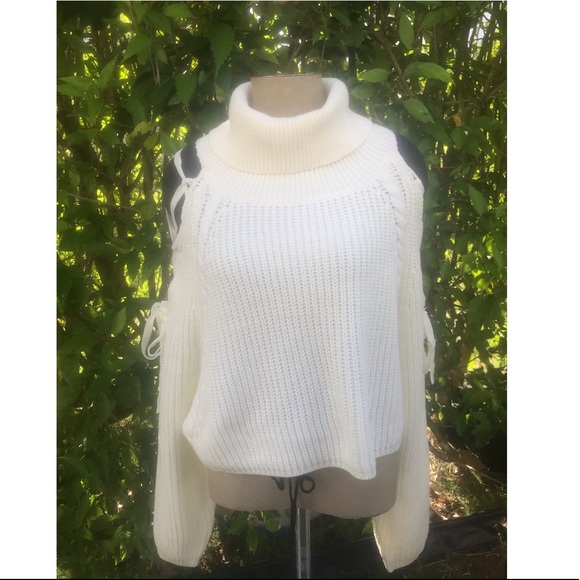 essue Sweaters - Lace-Up Cropped Turtleneck sweater